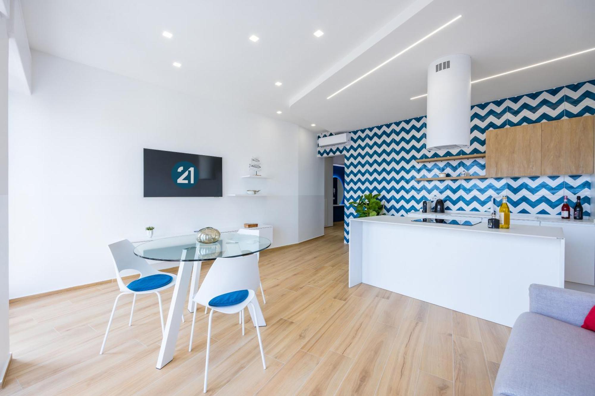 At Twenty-one New - Exclusive Panoramic Views! Appartamento